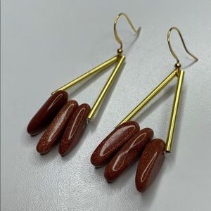 Gold stone dagger geometric earrings. (B10)